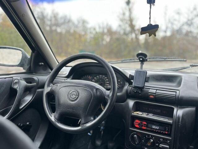 Черный Опель Астра, объемом двигателя 1.6 л и пробегом 341 тыс. км за 1000 $, фото 7 на Automoto.ua