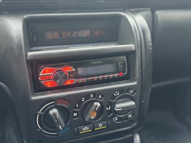 Черный Опель Астра, объемом двигателя 1.6 л и пробегом 341 тыс. км за 1000 $, фото 9 на Automoto.ua