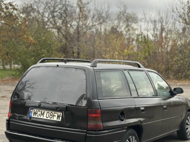 Черный Опель Астра, объемом двигателя 1.6 л и пробегом 341 тыс. км за 1000 $, фото 5 на Automoto.ua