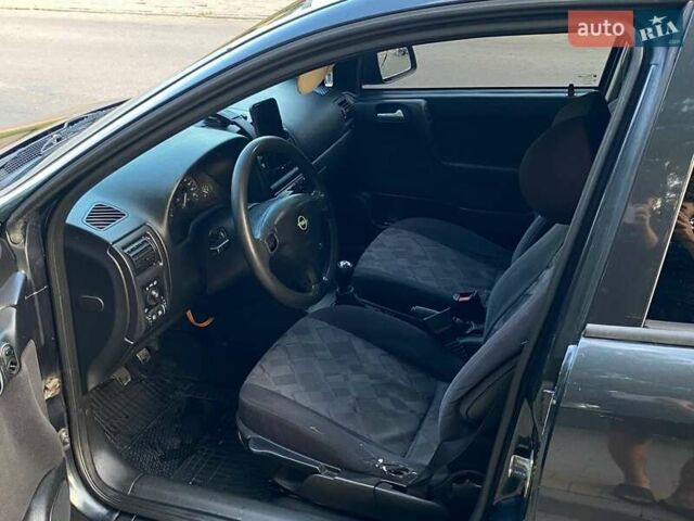 Черный Опель Астра, объемом двигателя 1.6 л и пробегом 248 тыс. км за 3200 $, фото 6 на Automoto.ua