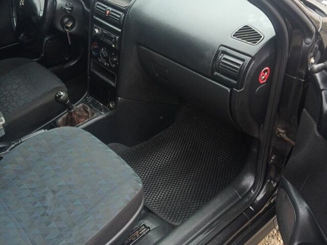 Черный Опель Астра, объемом двигателя 1.6 л и пробегом 350 тыс. км за 2650 $, фото 19 на Automoto.ua