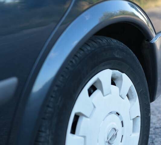 Черный Опель Астра, объемом двигателя 1.7 л и пробегом 270 тыс. км за 3900 $, фото 11 на Automoto.ua