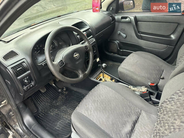 Черный Опель Астра, объемом двигателя 1.7 л и пробегом 300 тыс. км за 1200 $, фото 5 на Automoto.ua