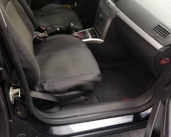 Черный Опель Астра, объемом двигателя 1.8 л и пробегом 218 тыс. км за 3500 $, фото 12 на Automoto.ua
