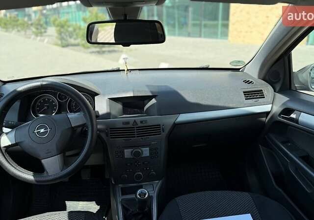 Черный Опель Астра, объемом двигателя 1.8 л и пробегом 285 тыс. км за 3799 $, фото 9 на Automoto.ua