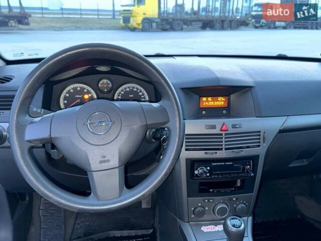 Чорний Опель Астра, об'ємом двигуна 1.6 л та пробігом 268 тис. км за 4300 $, фото 10 на Automoto.ua