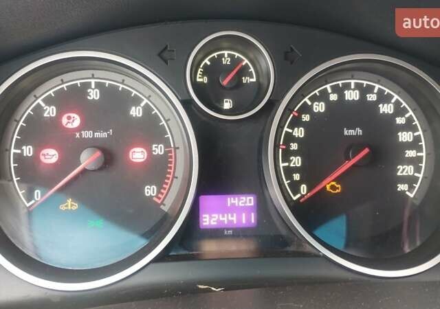 Черный Опель Астра, объемом двигателя 1.9 л и пробегом 320 тыс. км за 4999 $, фото 4 на Automoto.ua