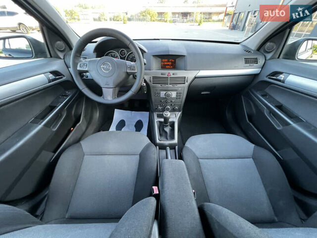 Черный Опель Астра, объемом двигателя 1.6 л и пробегом 235 тыс. км за 5800 $, фото 26 на Automoto.ua