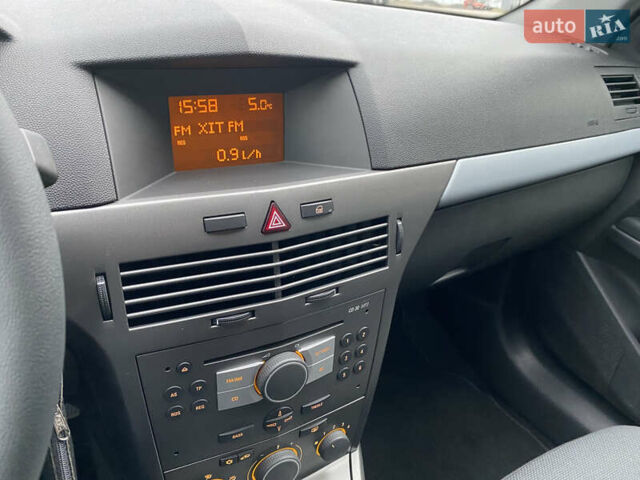 Черный Опель Астра, объемом двигателя 1.6 л и пробегом 231 тыс. км за 4800 $, фото 21 на Automoto.ua