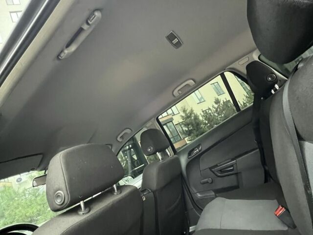 Черный Опель Астра, объемом двигателя 1.7 л и пробегом 330 тыс. км за 5200 $, фото 7 на Automoto.ua