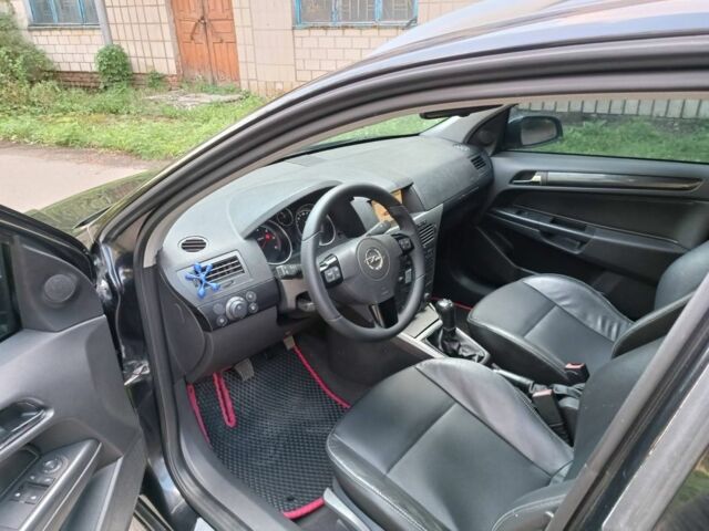 Черный Опель Астра, объемом двигателя 1.9 л и пробегом 250 тыс. км за 4500 $, фото 4 на Automoto.ua