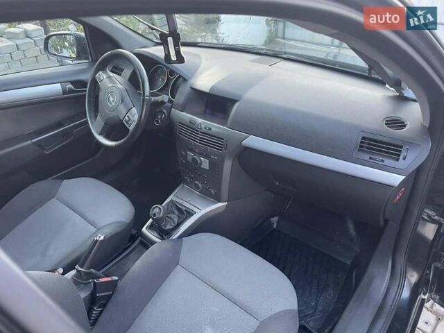 Черный Опель Астра, объемом двигателя 1.7 л и пробегом 240 тыс. км за 3500 $, фото 6 на Automoto.ua