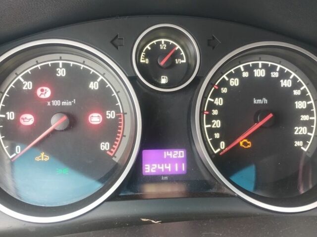 Черный Опель Астра, объемом двигателя 1.9 л и пробегом 320 тыс. км за 4999 $, фото 11 на Automoto.ua