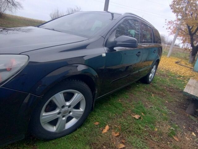 Черный Опель Астра, объемом двигателя 1.9 л и пробегом 320 тыс. км за 4999 $, фото 4 на Automoto.ua