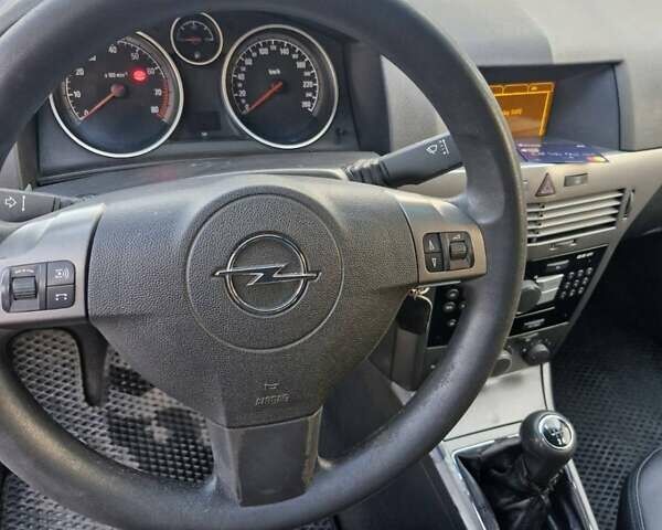 Черный Опель Астра, объемом двигателя 1.6 л и пробегом 270 тыс. км за 5300 $, фото 10 на Automoto.ua