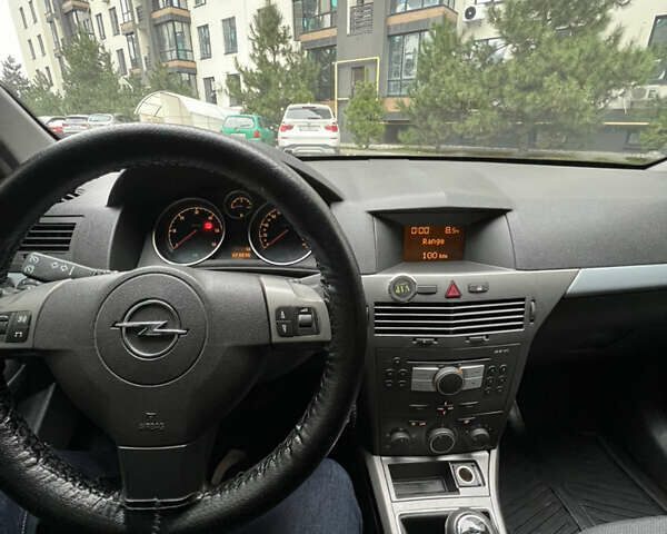 Черный Опель Астра, объемом двигателя 1.7 л и пробегом 330 тыс. км за 5200 $, фото 18 на Automoto.ua