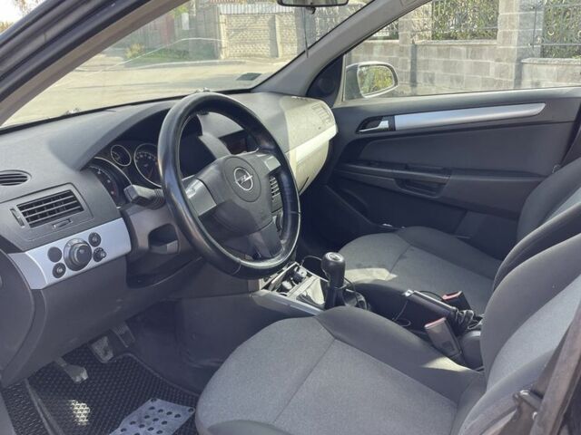 Черный Опель Астра, объемом двигателя 1.7 л и пробегом 320 тыс. км за 4250 $, фото 12 на Automoto.ua