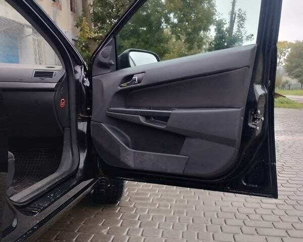 Черный Опель Астра, объемом двигателя 1.6 л и пробегом 415 тыс. км за 4150 $, фото 3 на Automoto.ua