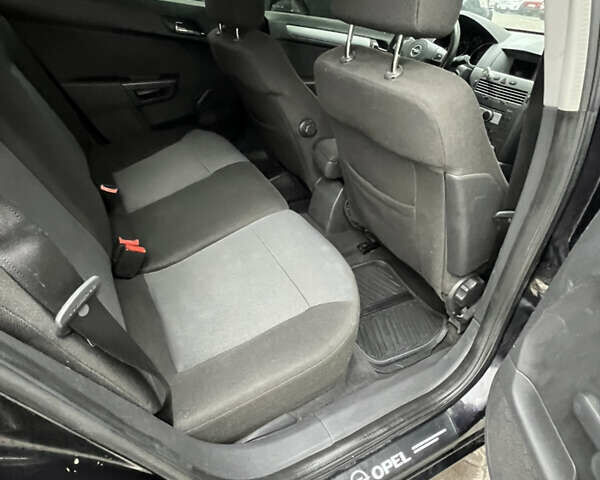 Черный Опель Астра, объемом двигателя 1.7 л и пробегом 330 тыс. км за 5200 $, фото 22 на Automoto.ua