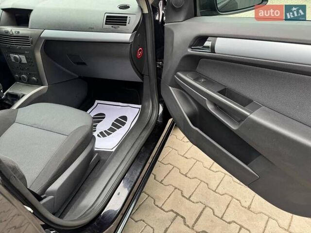 Черный Опель Астра, объемом двигателя 1.6 л и пробегом 229 тыс. км за 4900 $, фото 12 на Automoto.ua