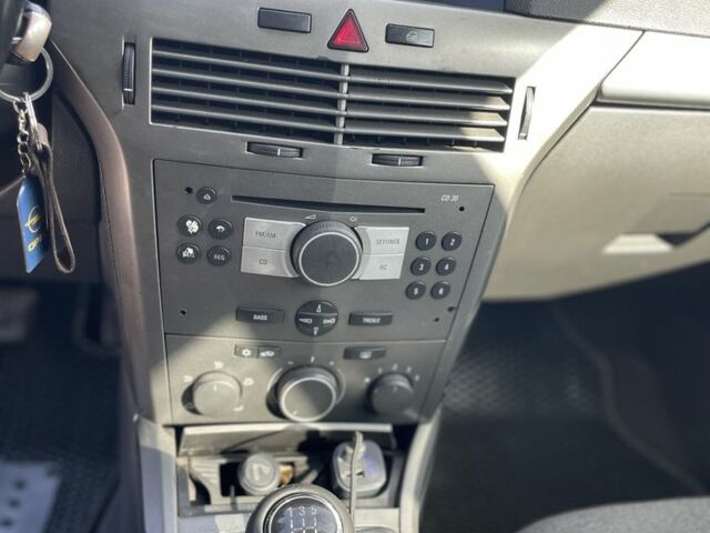 Черный Опель Астра, объемом двигателя 1.7 л и пробегом 320 тыс. км за 4250 $, фото 17 на Automoto.ua