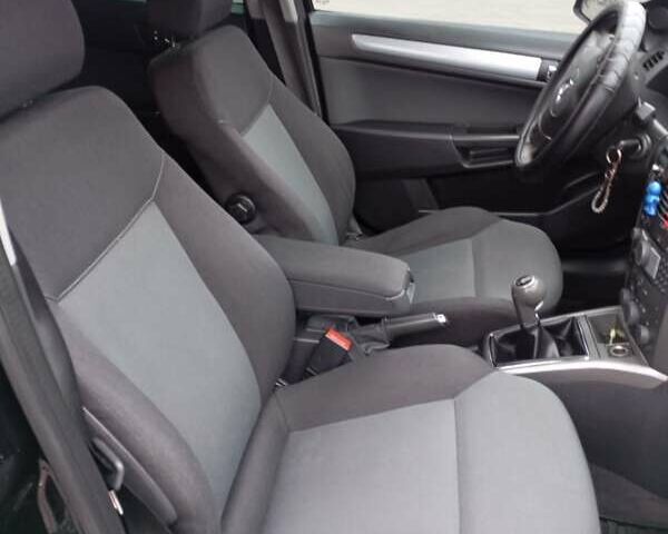 Черный Опель Астра, объемом двигателя 1.6 л и пробегом 293 тыс. км за 4200 $, фото 13 на Automoto.ua