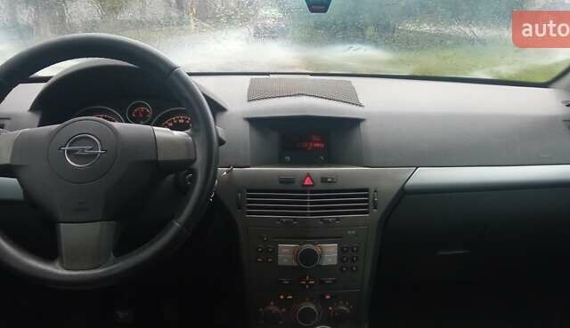 Черный Опель Астра, объемом двигателя 1.69 л и пробегом 387 тыс. км за 3500 $, фото 6 на Automoto.ua
