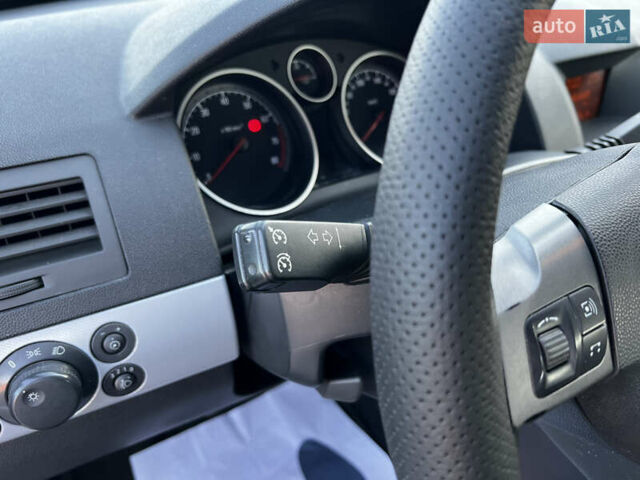 Черный Опель Астра, объемом двигателя 1.6 л и пробегом 235 тыс. км за 5800 $, фото 15 на Automoto.ua