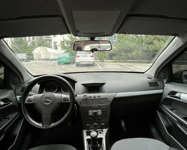 Черный Опель Астра, объемом двигателя 1.7 л и пробегом 330 тыс. км за 5200 $, фото 16 на Automoto.ua