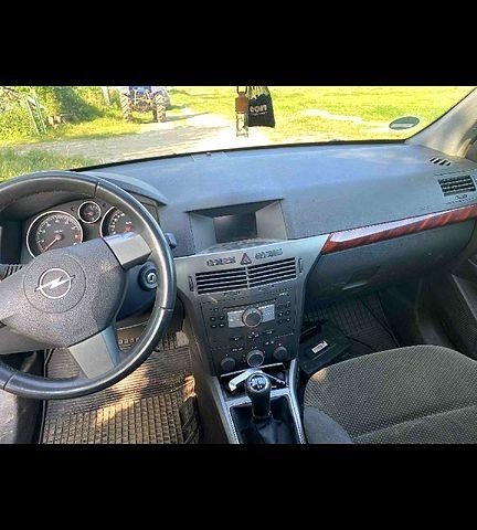 Черный Опель Астра, объемом двигателя 1.6 л и пробегом 250 тыс. км за 3300 $, фото 1 на Automoto.ua