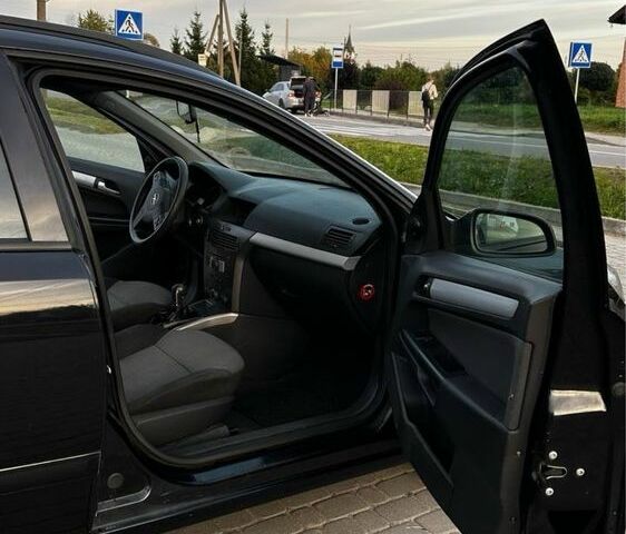 Черный Опель Астра, объемом двигателя 1.9 л и пробегом 296 тыс. км за 2000 $, фото 19 на Automoto.ua