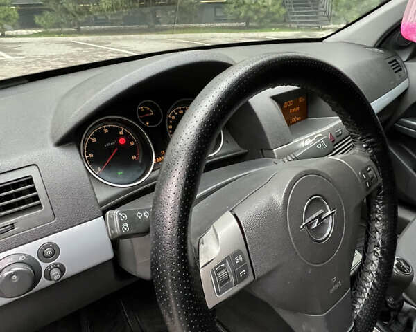 Черный Опель Астра, объемом двигателя 1.7 л и пробегом 330 тыс. км за 5200 $, фото 17 на Automoto.ua