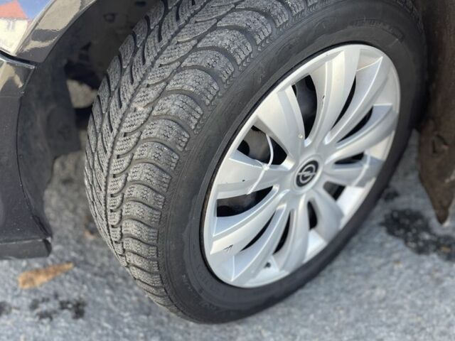 Черный Опель Астра, объемом двигателя 1.7 л и пробегом 320 тыс. км за 4250 $, фото 19 на Automoto.ua