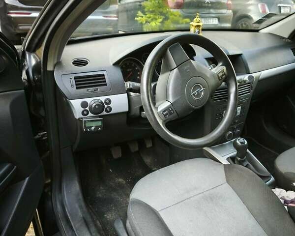 Черный Опель Астра, объемом двигателя 1.8 л и пробегом 180 тыс. км за 4800 $, фото 5 на Automoto.ua