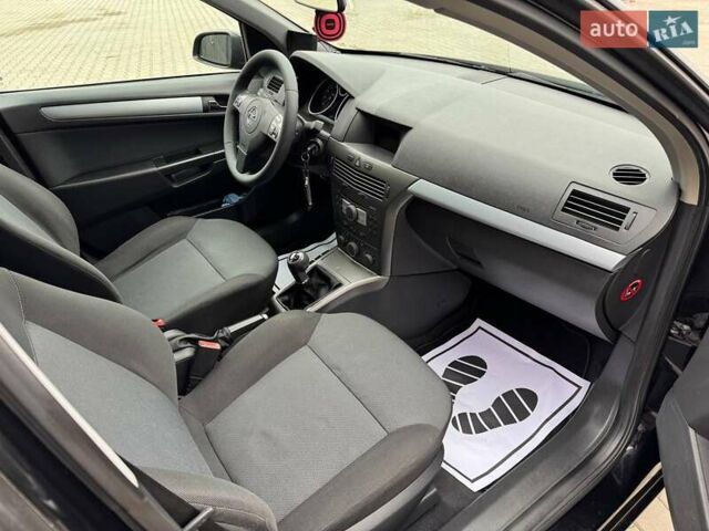 Черный Опель Астра, объемом двигателя 1.6 л и пробегом 229 тыс. км за 4900 $, фото 11 на Automoto.ua