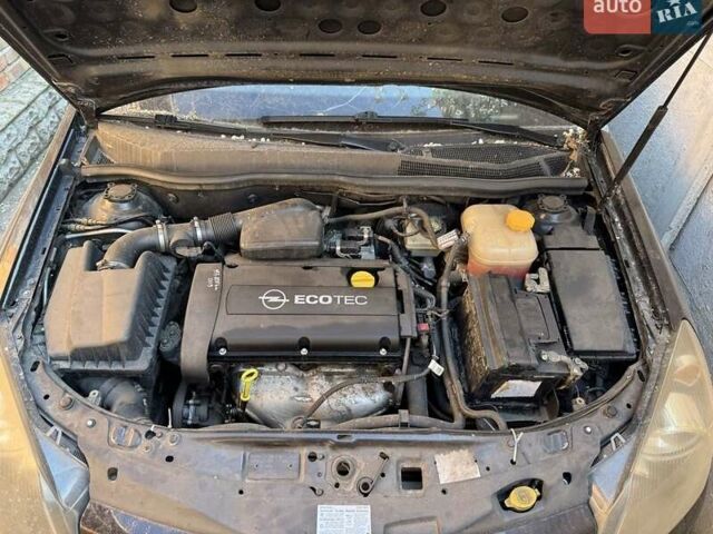 Черный Опель Астра, объемом двигателя 1.6 л и пробегом 275 тыс. км за 2100 $, фото 4 на Automoto.ua