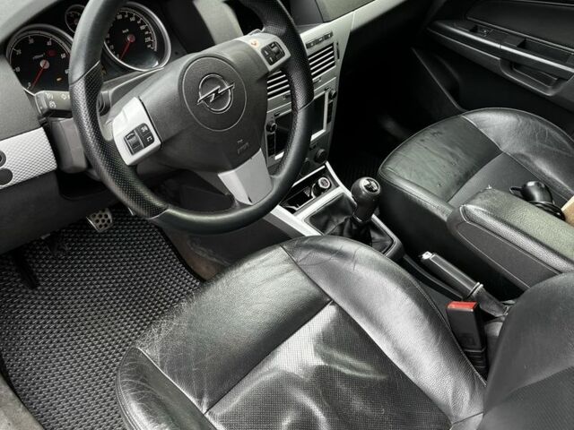 Черный Опель Астра, объемом двигателя 1.9 л и пробегом 311 тыс. км за 4600 $, фото 6 на Automoto.ua