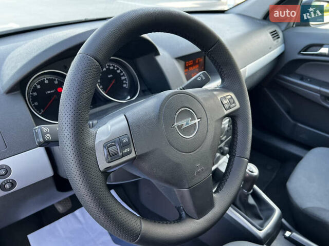 Черный Опель Астра, объемом двигателя 1.6 л и пробегом 235 тыс. км за 5800 $, фото 16 на Automoto.ua