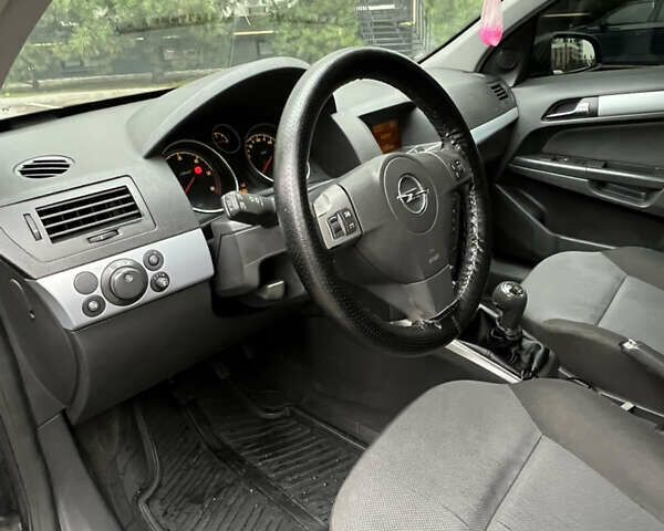 Черный Опель Астра, объемом двигателя 1.7 л и пробегом 330 тыс. км за 5200 $, фото 15 на Automoto.ua