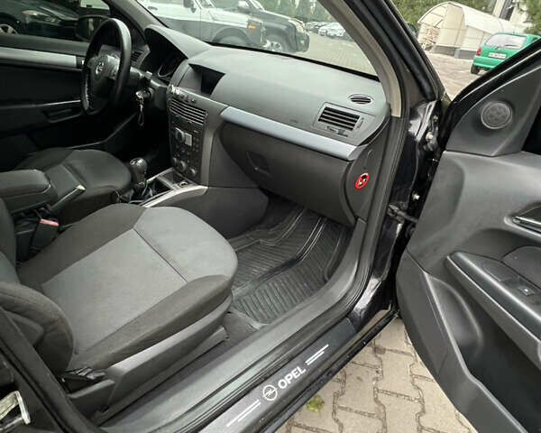 Черный Опель Астра, объемом двигателя 1.7 л и пробегом 330 тыс. км за 5200 $, фото 23 на Automoto.ua