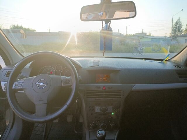 Черный Опель Астра, объемом двигателя 1.6 л и пробегом 230 тыс. км за 3900 $, фото 9 на Automoto.ua