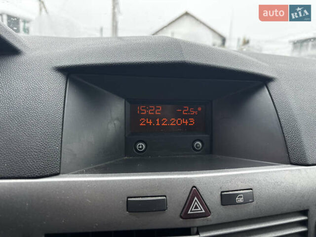 Черный Опель Астра, объемом двигателя 1.6 л и пробегом 323 тыс. км за 3800 $, фото 10 на Automoto.ua