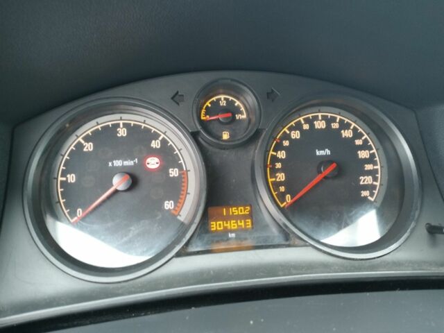 Черный Опель Астра, объемом двигателя 1.2 л и пробегом 300 тыс. км за 3800 $, фото 1 на Automoto.ua