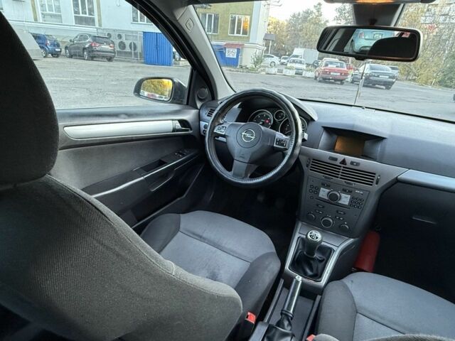 Черный Опель Астра, объемом двигателя 1.7 л и пробегом 230 тыс. км за 3999 $, фото 4 на Automoto.ua