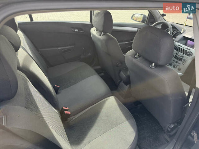 Черный Опель Астра, объемом двигателя 1.69 л и пробегом 420 тыс. км за 5500 $, фото 7 на Automoto.ua