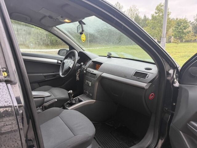 Черный Опель Астра, объемом двигателя 1.9 л и пробегом 300 тыс. км за 1750 $, фото 4 на Automoto.ua