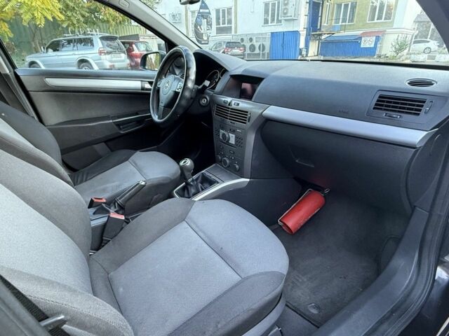 Черный Опель Астра, объемом двигателя 1.7 л и пробегом 230 тыс. км за 3999 $, фото 5 на Automoto.ua
