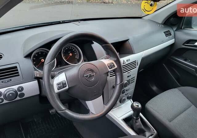 Черный Опель Астра, объемом двигателя 1.8 л и пробегом 165 тыс. км за 5650 $, фото 22 на Automoto.ua