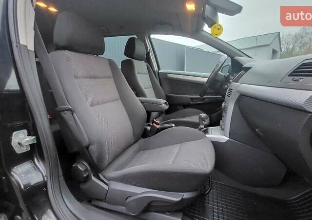 Черный Опель Астра, объемом двигателя 1.8 л и пробегом 165 тыс. км за 5650 $, фото 27 на Automoto.ua