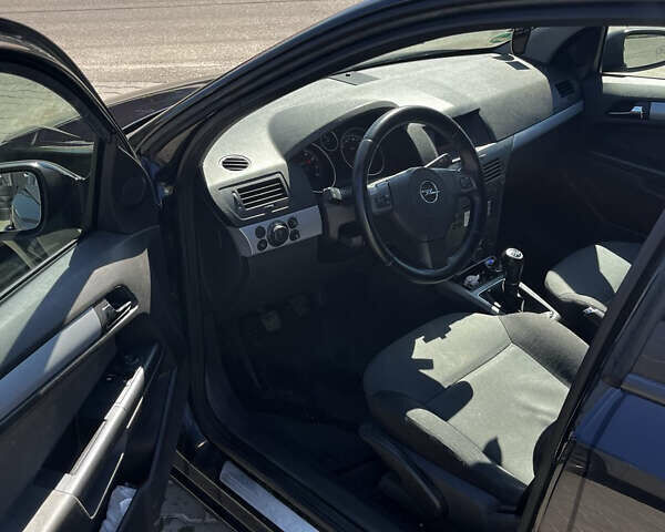 Черный Опель Астра, объемом двигателя 1.6 л и пробегом 270 тыс. км за 4200 $, фото 5 на Automoto.ua